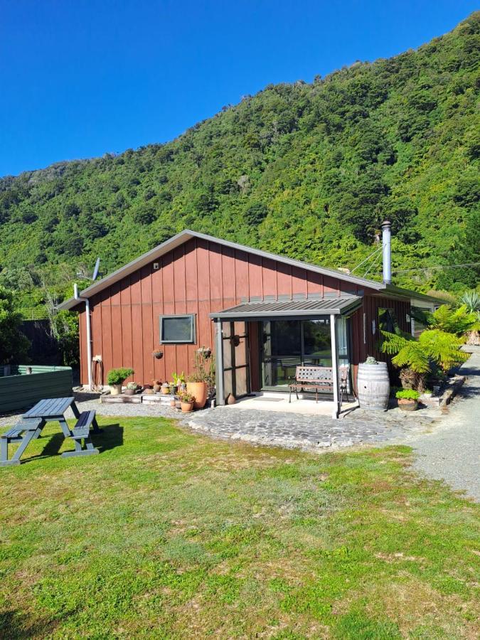 Koru Beachfront Holiday Cabins & Hot Tub Barrytown Eksteriør billede