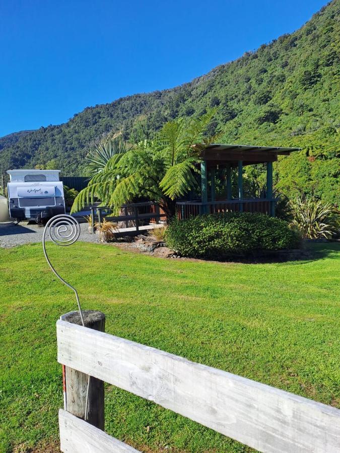 Koru Beachfront Holiday Cabins & Hot Tub Barrytown Eksteriør billede