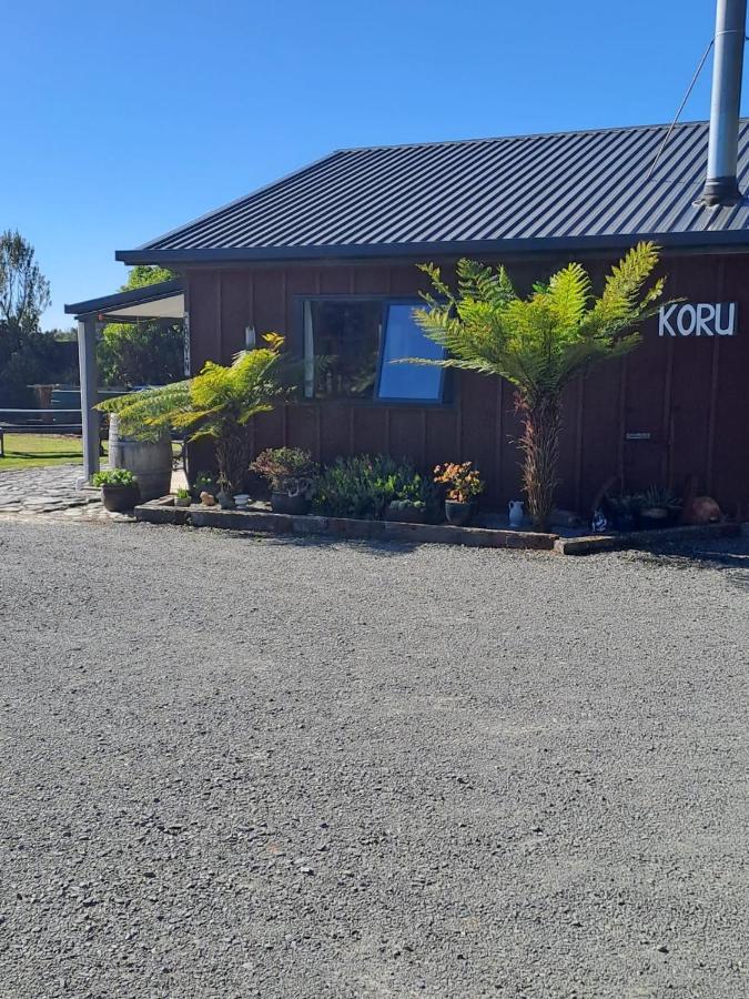 Koru Beachfront Holiday Cabins & Hot Tub Barrytown Eksteriør billede