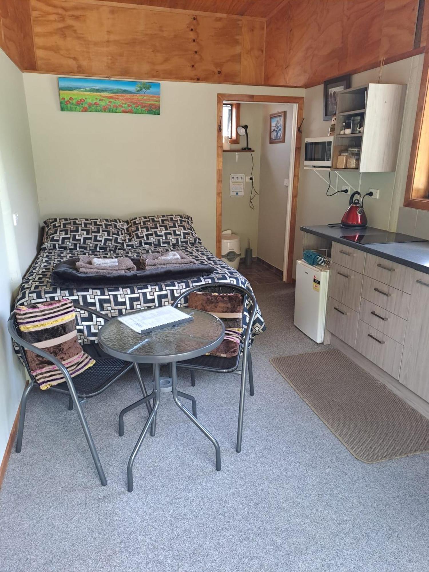 Koru Beachfront Holiday Cabins & Hot Tub Barrytown Eksteriør billede