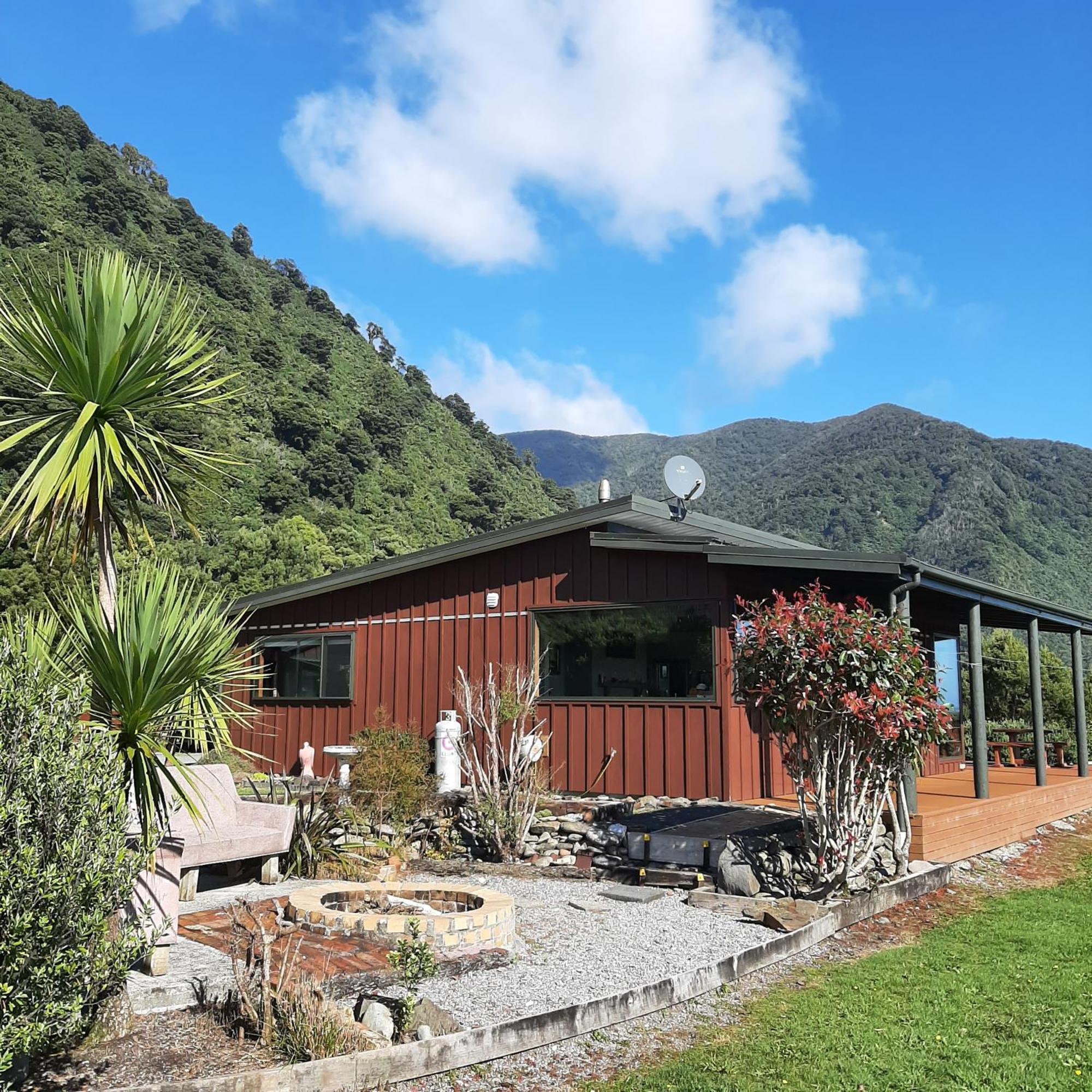 Koru Beachfront Holiday Cabins & Hot Tub Barrytown Eksteriør billede