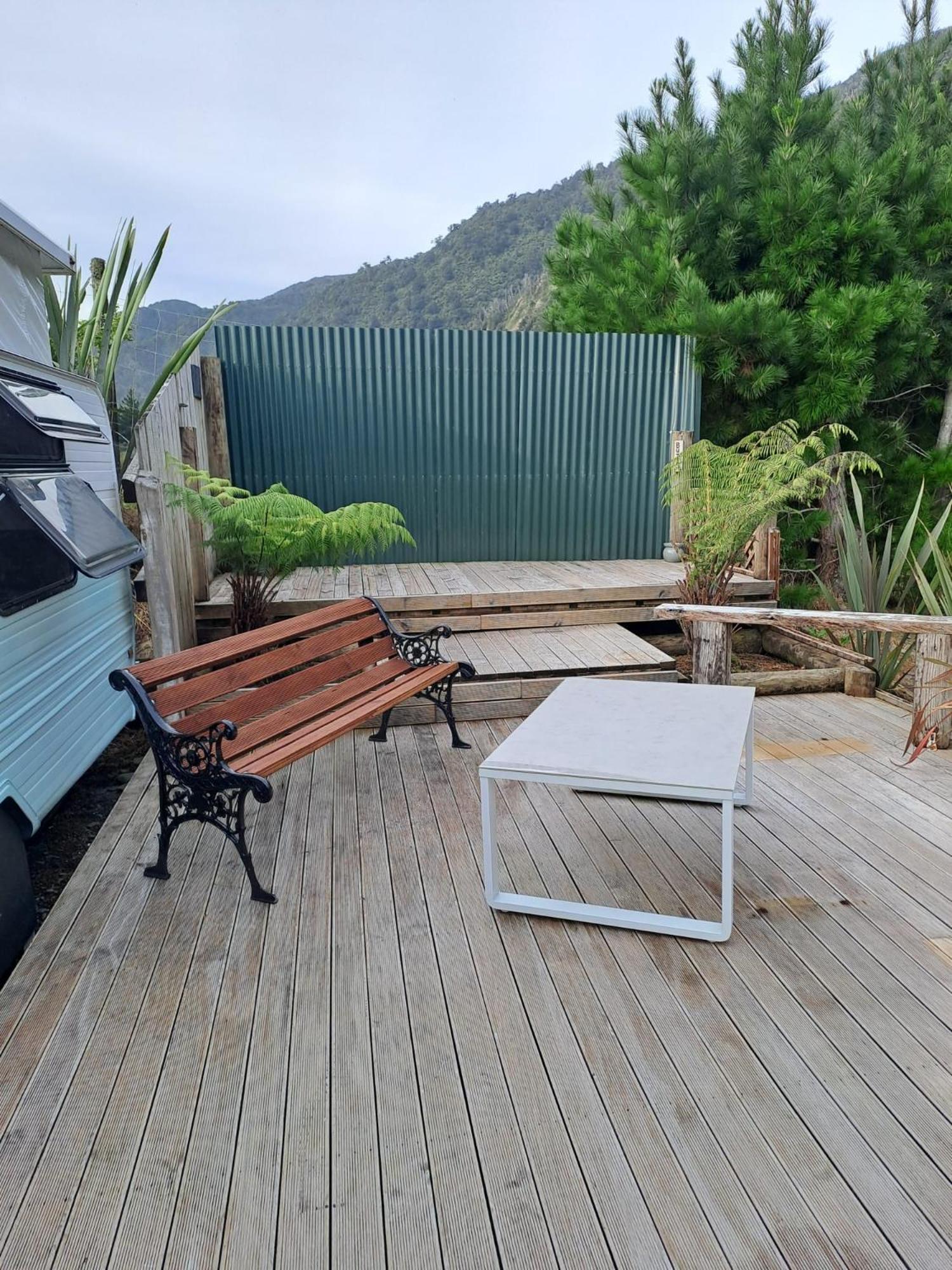 Koru Beachfront Holiday Cabins & Hot Tub Barrytown Eksteriør billede