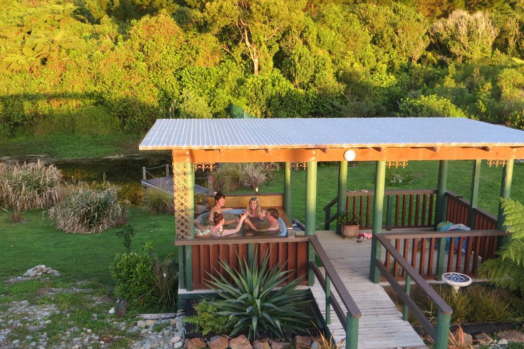 Koru Beachfront Holiday Cabins & Hot Tub Barrytown Eksteriør billede