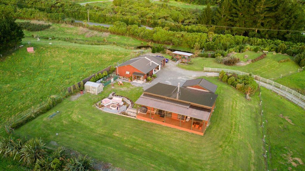 Koru Beachfront Holiday Cabins & Hot Tub Barrytown Eksteriør billede