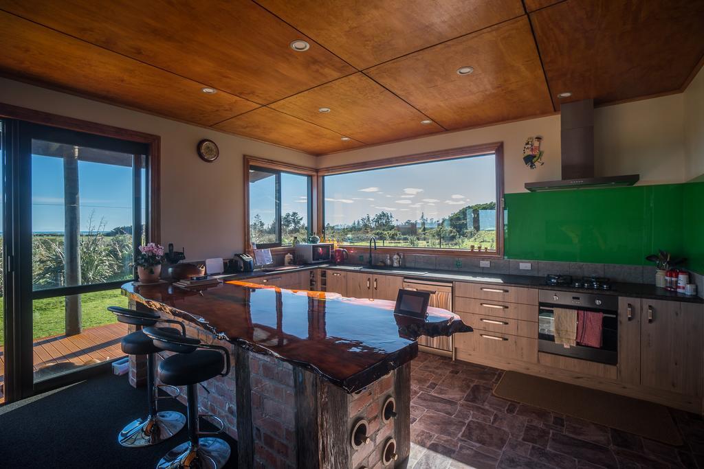 Koru Beachfront Holiday Cabins & Hot Tub Barrytown Eksteriør billede