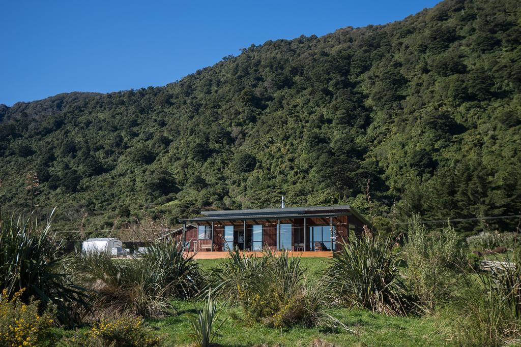 Koru Beachfront Holiday Cabins & Hot Tub Barrytown Eksteriør billede