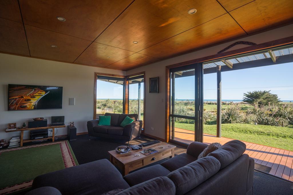Koru Beachfront Holiday Cabins & Hot Tub Barrytown Eksteriør billede