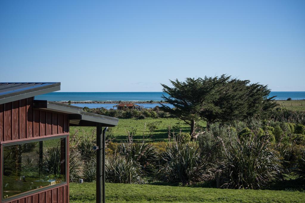 Koru Beachfront Holiday Cabins & Hot Tub Barrytown Eksteriør billede
