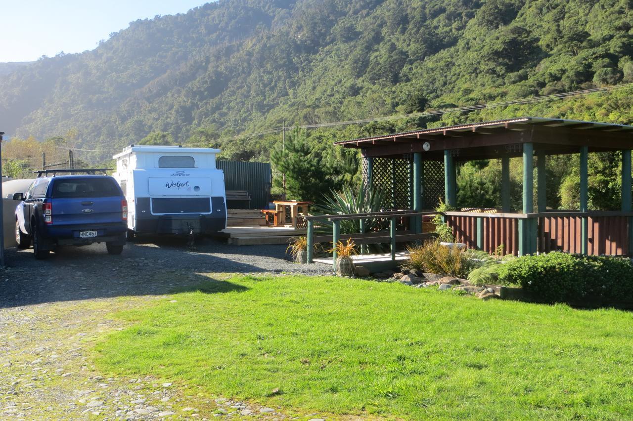 Koru Beachfront Holiday Cabins & Hot Tub Barrytown Eksteriør billede