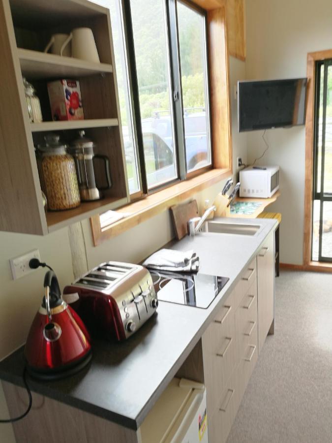 Koru Beachfront Holiday Cabins & Hot Tub Barrytown Eksteriør billede